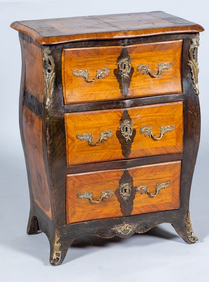 Petite commode de forme étroite de style...