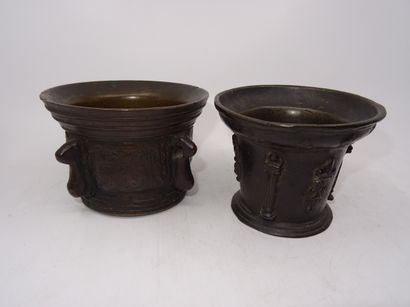 Deux mortiers en bronze à décor de contreforts...
