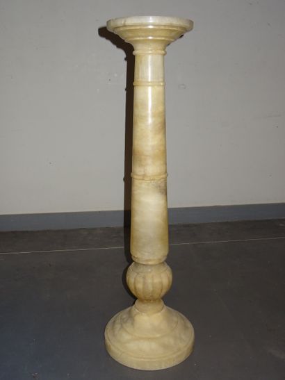 Colonne en albâtre à fût balustre bagué orné...