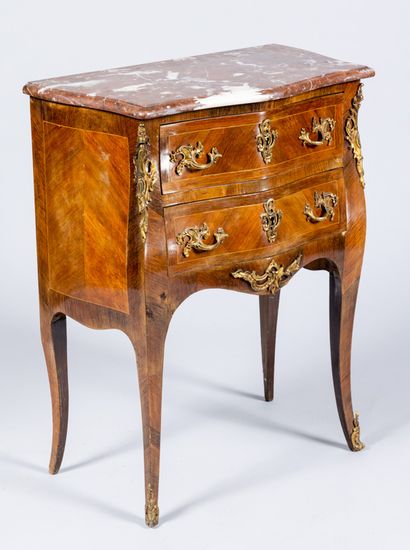 Petite commode de style Louis XV en bois...