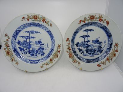 CHINE : Deux assiettes en pendant de la Compagnie...