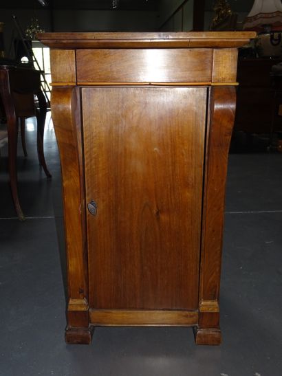 Chevet en noyer ouvrant par une porte et...