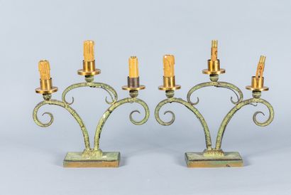 Paire de lampes en métal et fer forgé patiné...