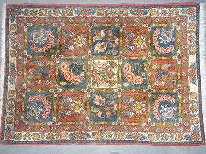 BAKTIAR : Tapis en laine polychrome. Dimensions...