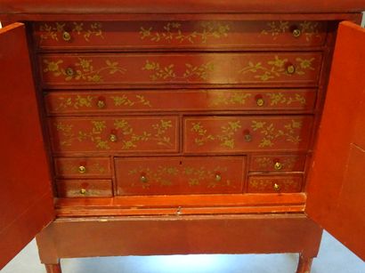 CHINE: Petit cabinet en bois laqué rouge...