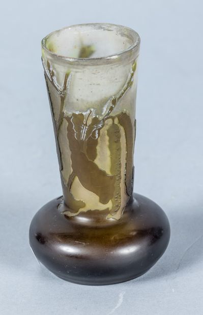 Etablissement GALLE: petit vase en verre...