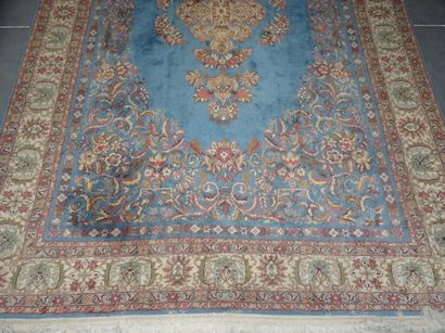 Tapis en laine aux points noués à décor d'un...