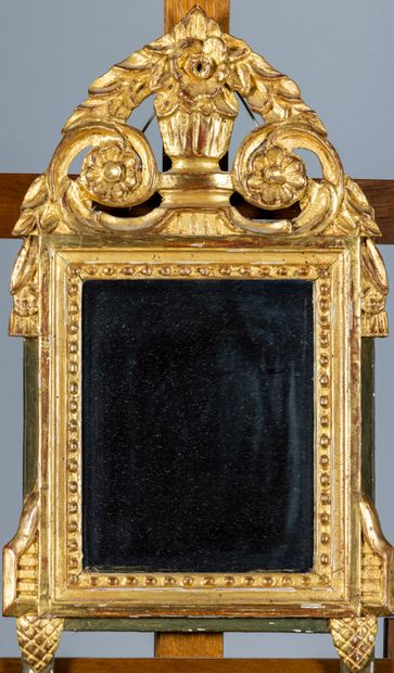 Petit miroir à style fronton Louis XVI en...