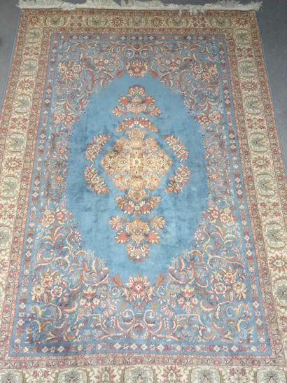 Tapis en laine aux points noués à décor d'un...