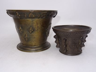 Deux mortiers en bronze à décor de contreforts...