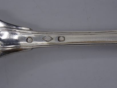 Quinze grands couverts à filets en argent...