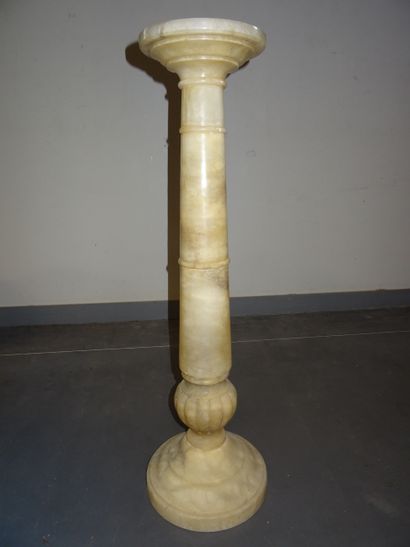 Colonne en albâtre à fût balustre bagué orné...