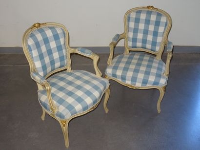 Paire de fauteuils cabriolets de style Louis...