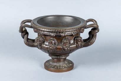 Coupe dans le goût de l'Antique en bronze...