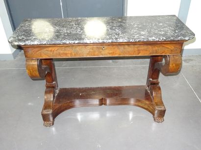 Console en acajou et placage d'acajou ouvrant...