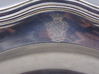 Plat creux en argent à contours et agrafes...