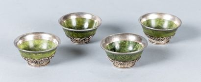 Quatre petits bols en jade sur une monture...