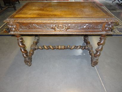 Table à écrire de style Henri II en chêne...