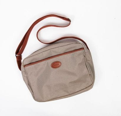 LONGCHAMP


Sac besace en toile grise et...