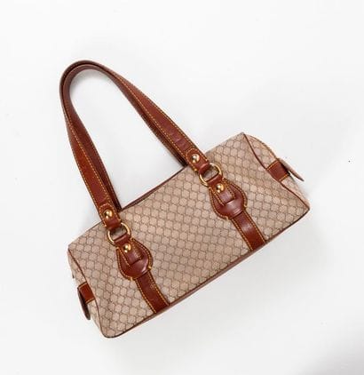 CELINE


Sac à main à deux anses en toile...