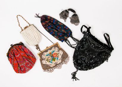 Lot de cinq sacs du soir en métal et perles...