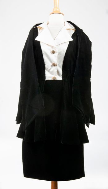 Nina RICCI


Ensemble en velours noir comprenant...