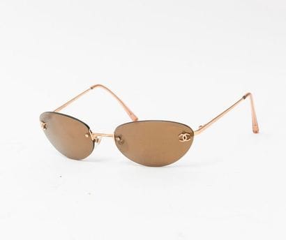 CHANEL


Paire de lunettes de soleil à reflet...