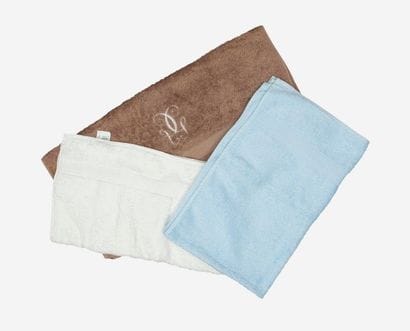 Lot comprenant : 

- LACOSTE 

Drap de bain...