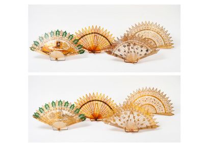 Quatre éventails de type brisé en corne blonde,...