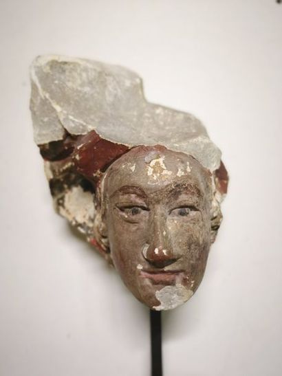 Fragment de tête de personnage en calcaire...