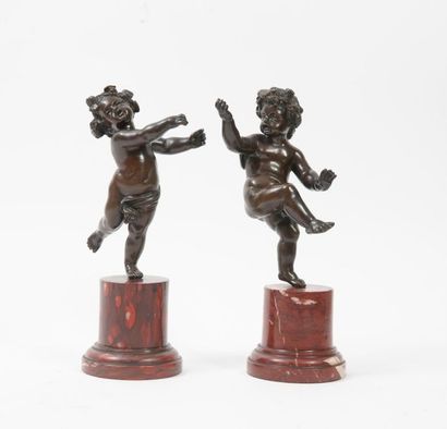 Deux putti dansant de la suite de Bacchus,...