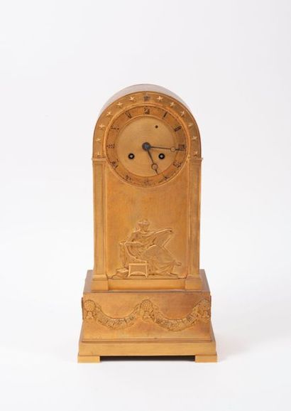 Pendule borne sur socle en bronze et laiton...