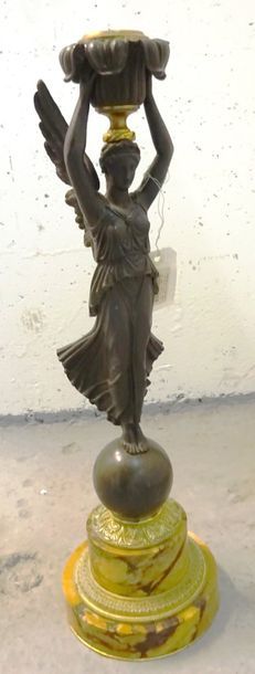Pied de candélabre en bronze à la patine...