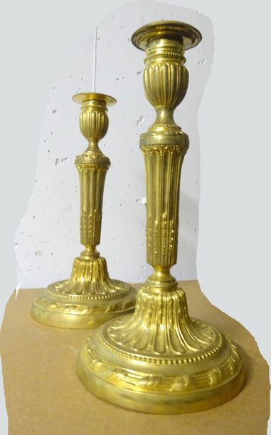 Paire de flambeaux en bronze redoré au fût...