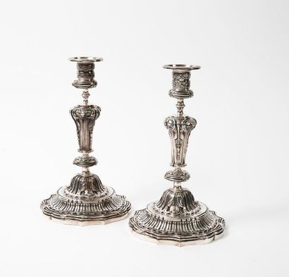 Paire de flambeaux en bronze argenté au fût...