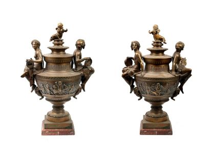 Grand vase décoratif de forme toupie sur...