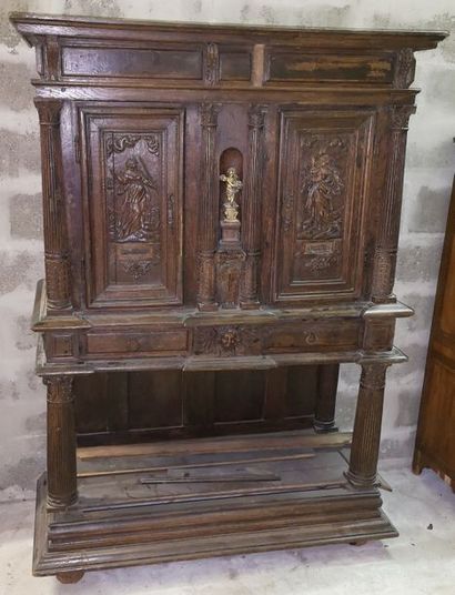 Cabinet architecturé en chêne mouluré ouvrant...