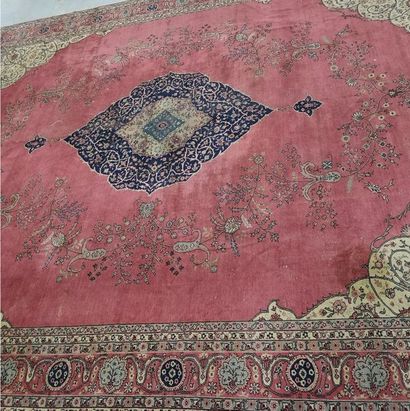 IRAN, Kirman, XXème siècle


Très grand tapis...