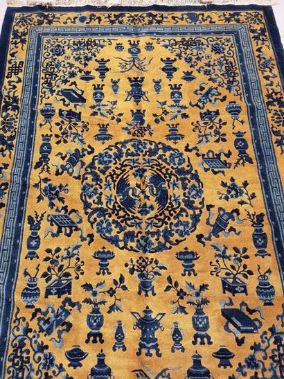 CHINE, XXème siècle


Tapis à décor en bleu...