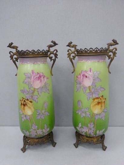 Paire de vases en verre opalin blanc à décor...
