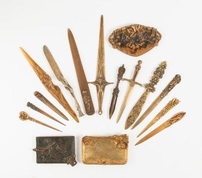 Ensemble de treize coupe-papiers en bronze...