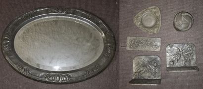 Ensemble de sept objets en feuilles d'étain,...
