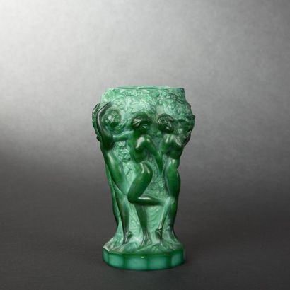 Attribué à Heinrich HOFFMANN (1875-1939)


Vase...