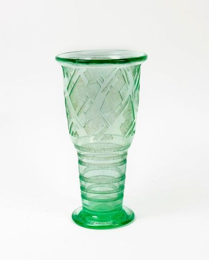 DAUM NANCY FRANCE


Vase tubulaire en verre...