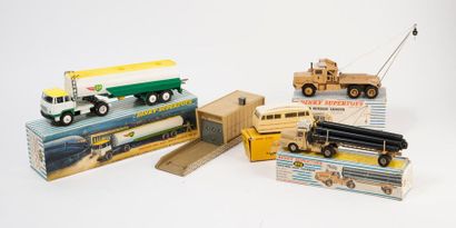 Lot comprenant :
-DINKY SUPERTOYS, tracteur...