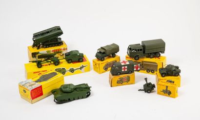 DINKY TOYS France
Lot comprenant :
- Char...