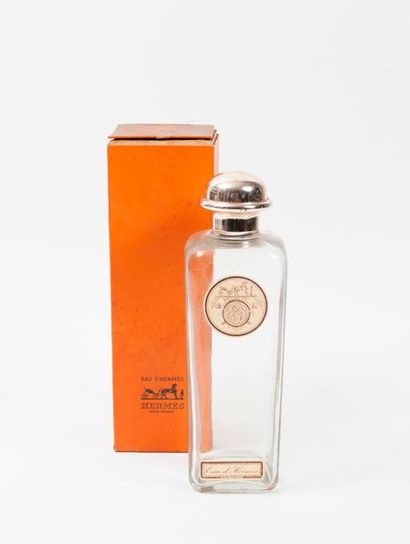 HERMES Paris


Grand flacon (vide) d'Eau...