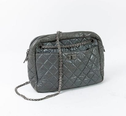 CHANEL


Sac en cuir gris taupe matelassé.

Fermeture...