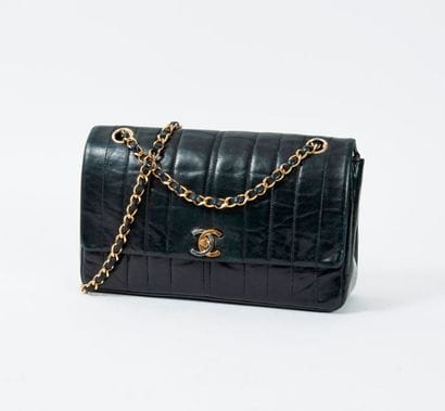 CHANEL


Sac de dame en cuir noir, à surpiqûres...