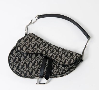Christian DIOR, Saddle 


Sac en toile monogrammée...